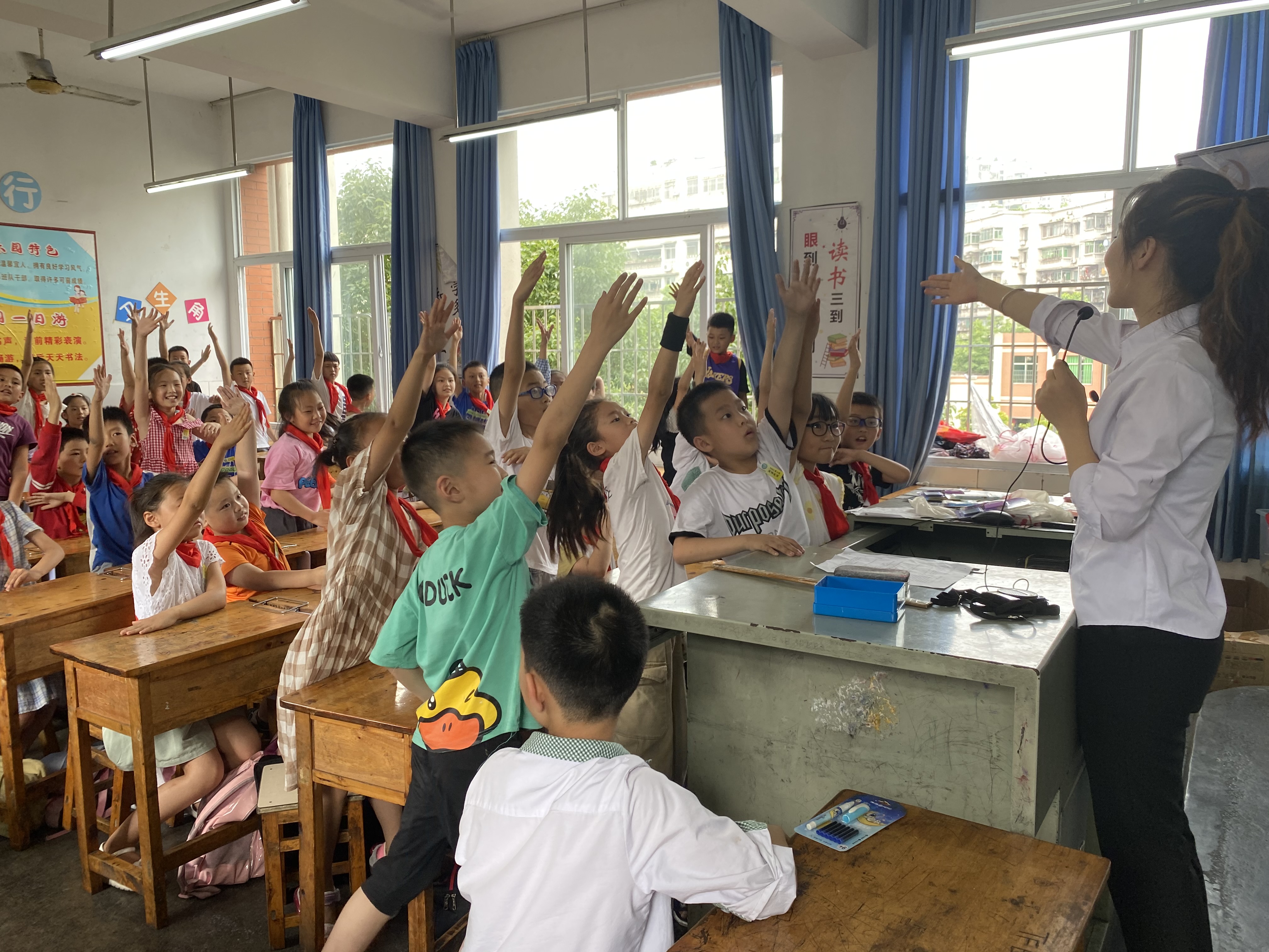 同学们和小员工们进行互动问答.JPG