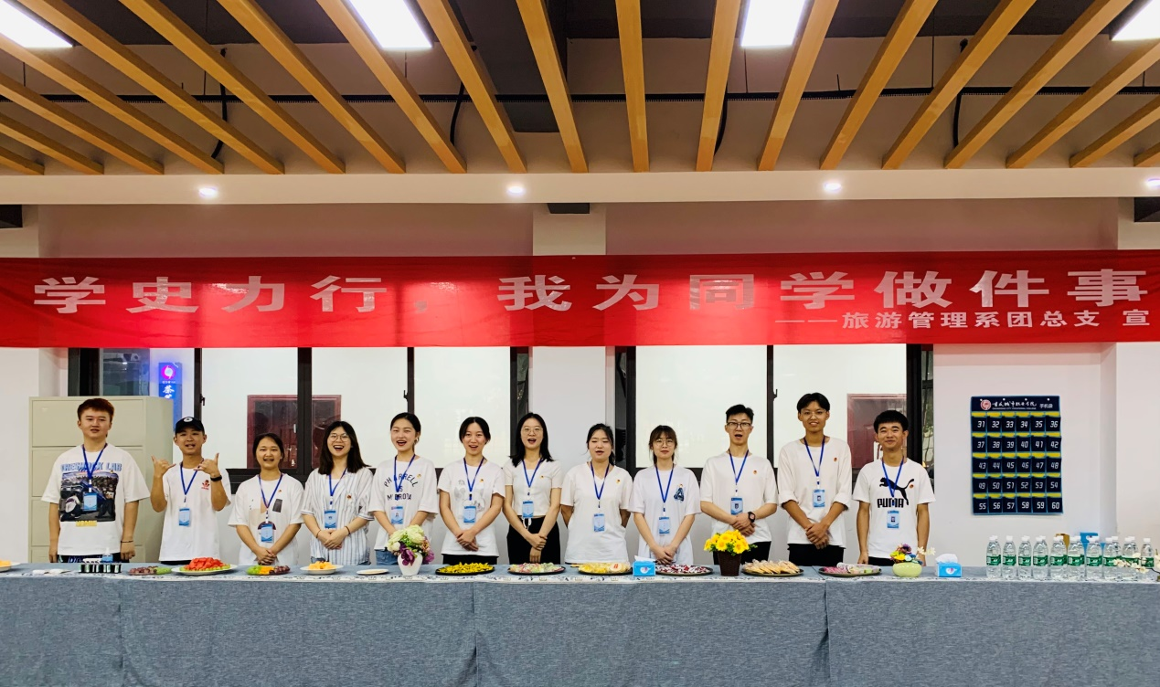 图3:员工会干部志愿服务同学,温暖送别毕业生.png 图3:员工会干部志愿服务同学,温暖送别毕业生.png