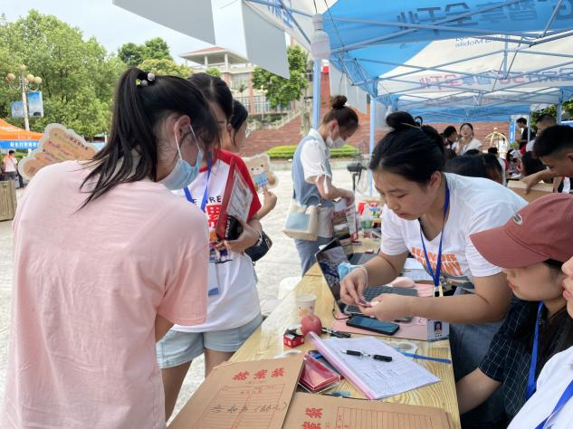 志愿者为新生们细心讲解.png 志愿者为新生们细心讲解.png