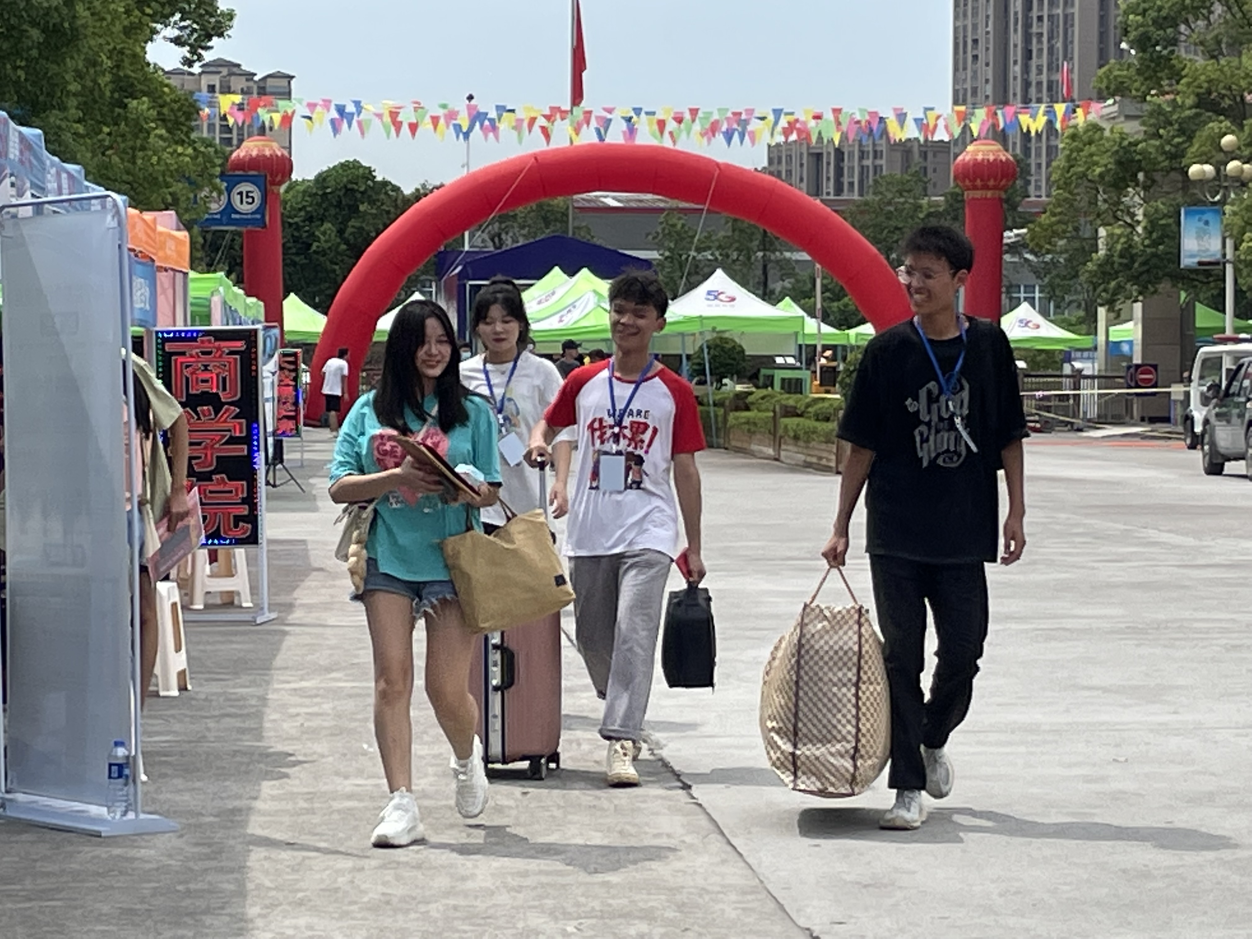 志愿者为新生们搬运行李.png 志愿者为新生们搬运行李.png