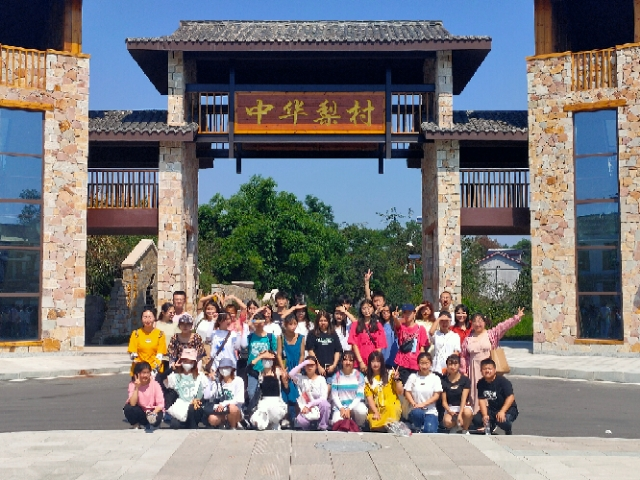 本校参赛团队首次前往黄瓜山调研合影.png 本校参赛团队首次前往黄瓜山调研合影.png