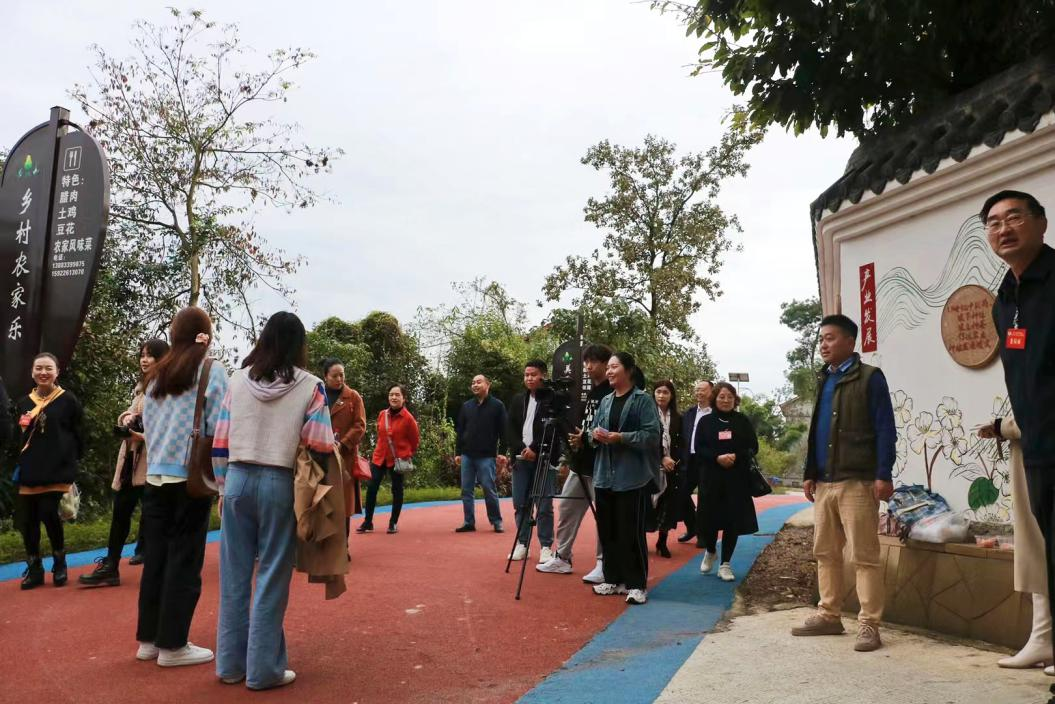 第二次拍摄现场,受到前来视察领导的高度肯定.png 第二次拍摄现场,受到前来视察领导的高度肯定.png