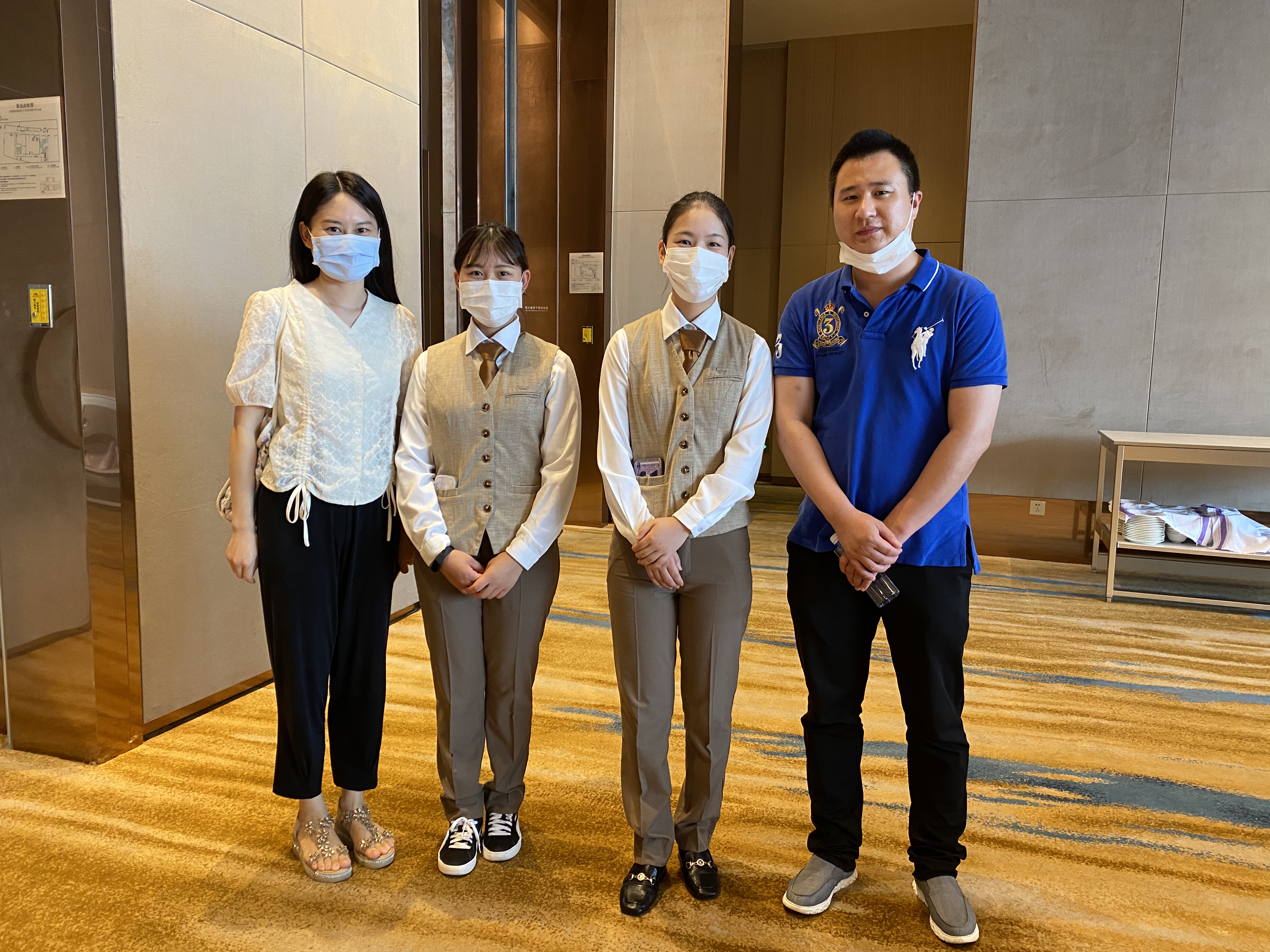 bevictor伟德官网教师看望来福士洲际酒店在岗员工.jpg