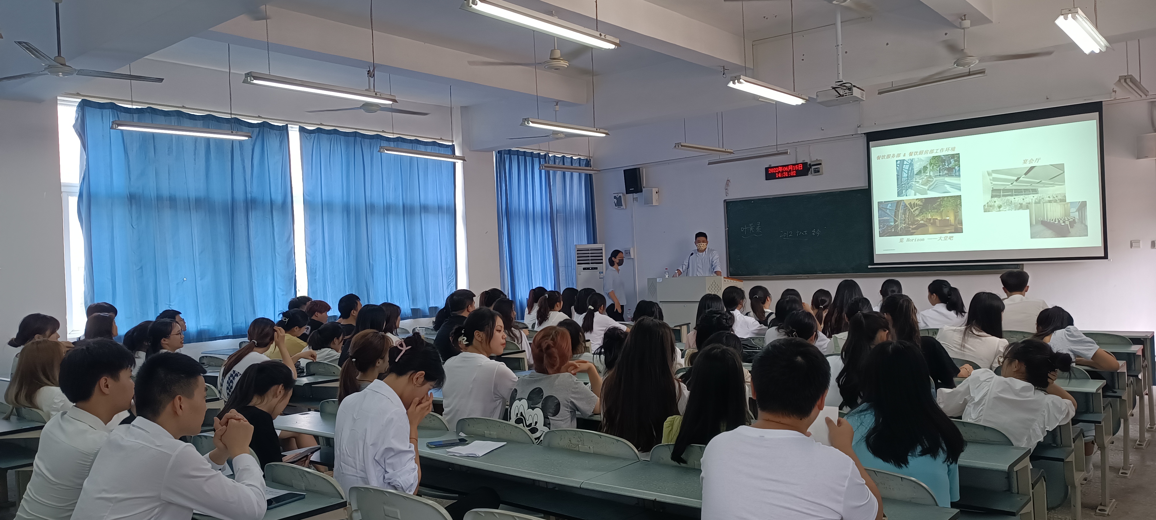bevictor伟德官网邀请重庆来福士洲际酒店参加专场招聘会.jpg