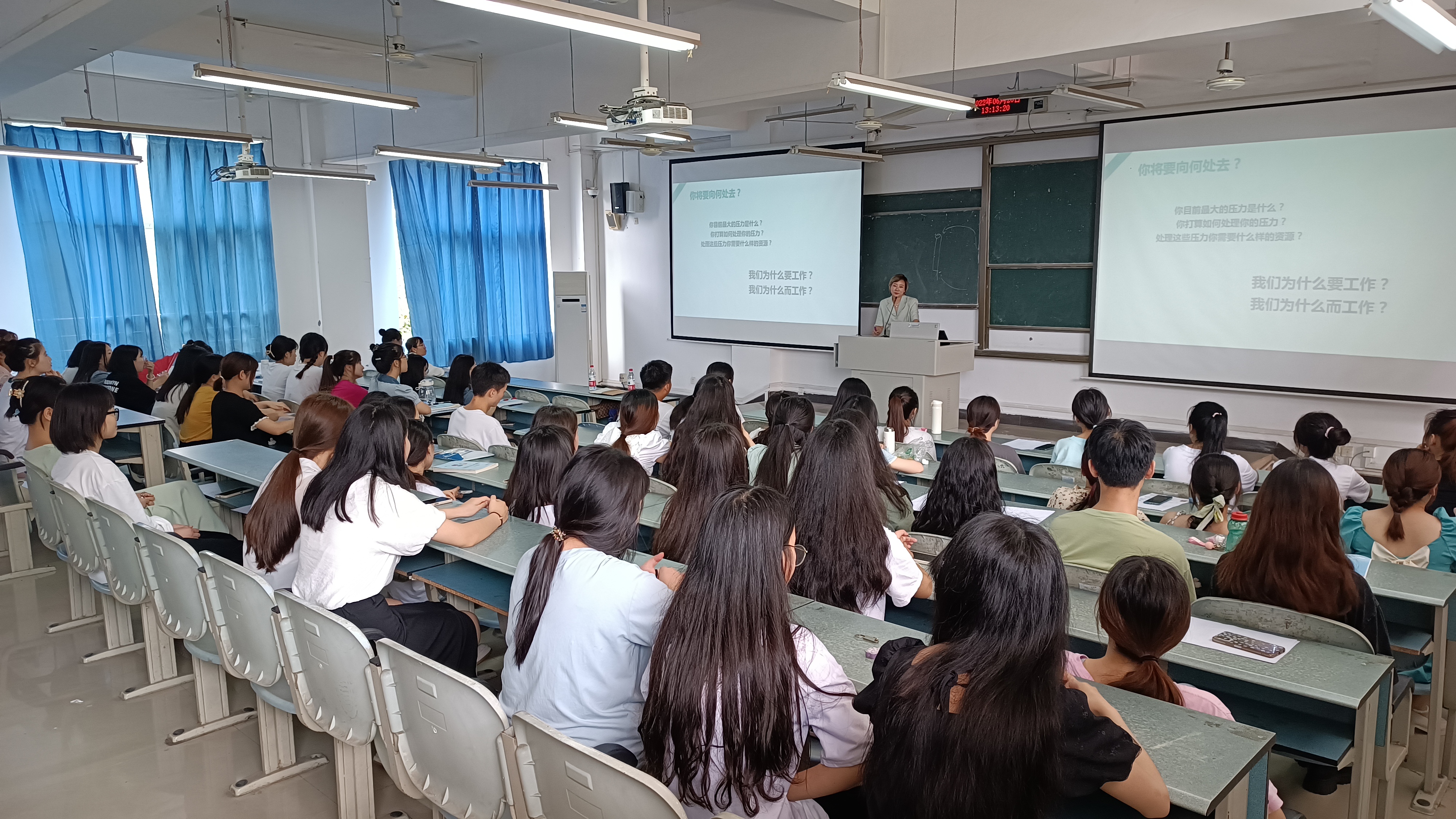 bevictor伟德官网邀请莘莘爱宝早教中心开展专场招聘会.jpg