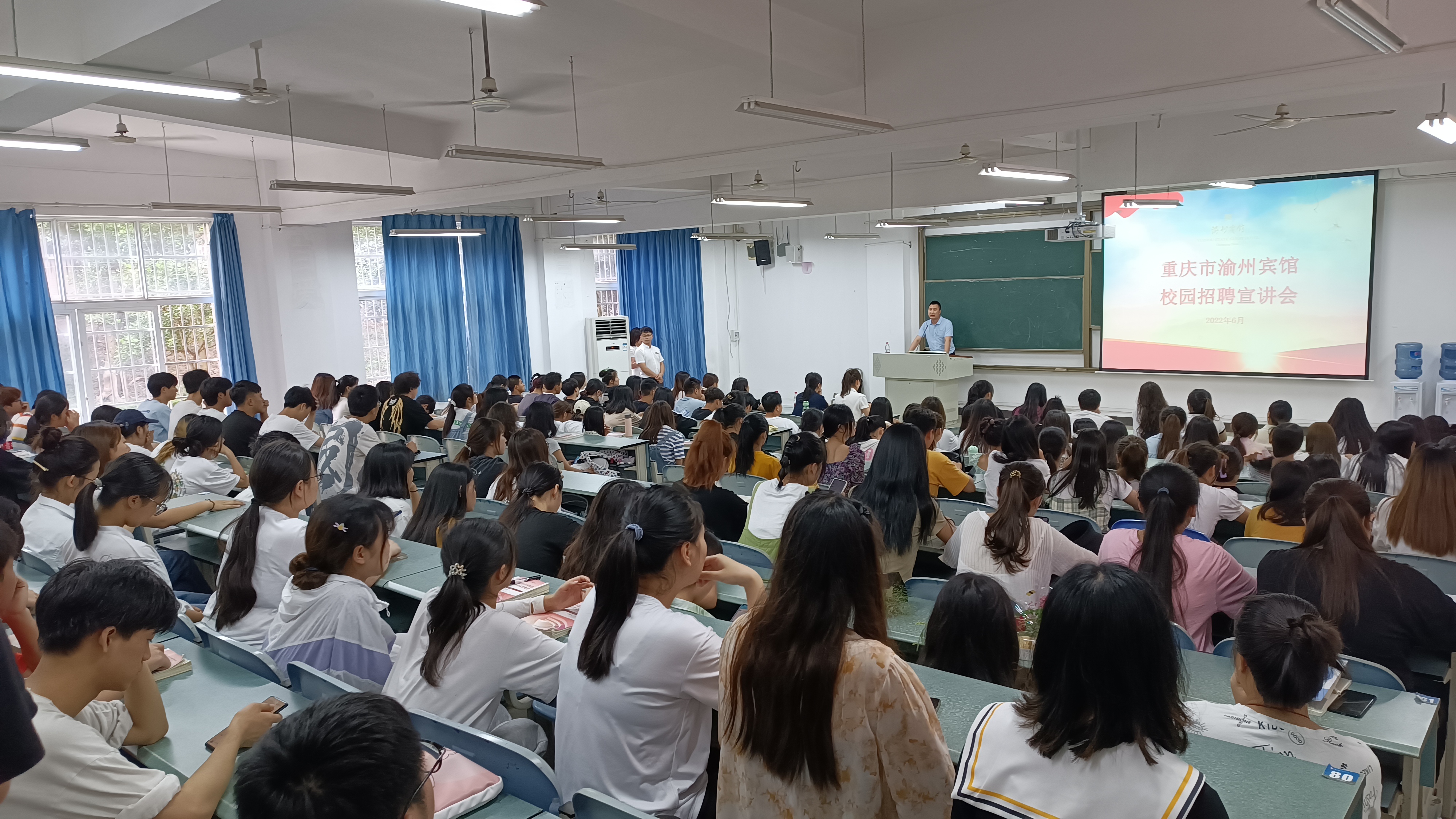 bevictor伟德官网邀请重庆渝州宾馆开展专场招聘会.jpg