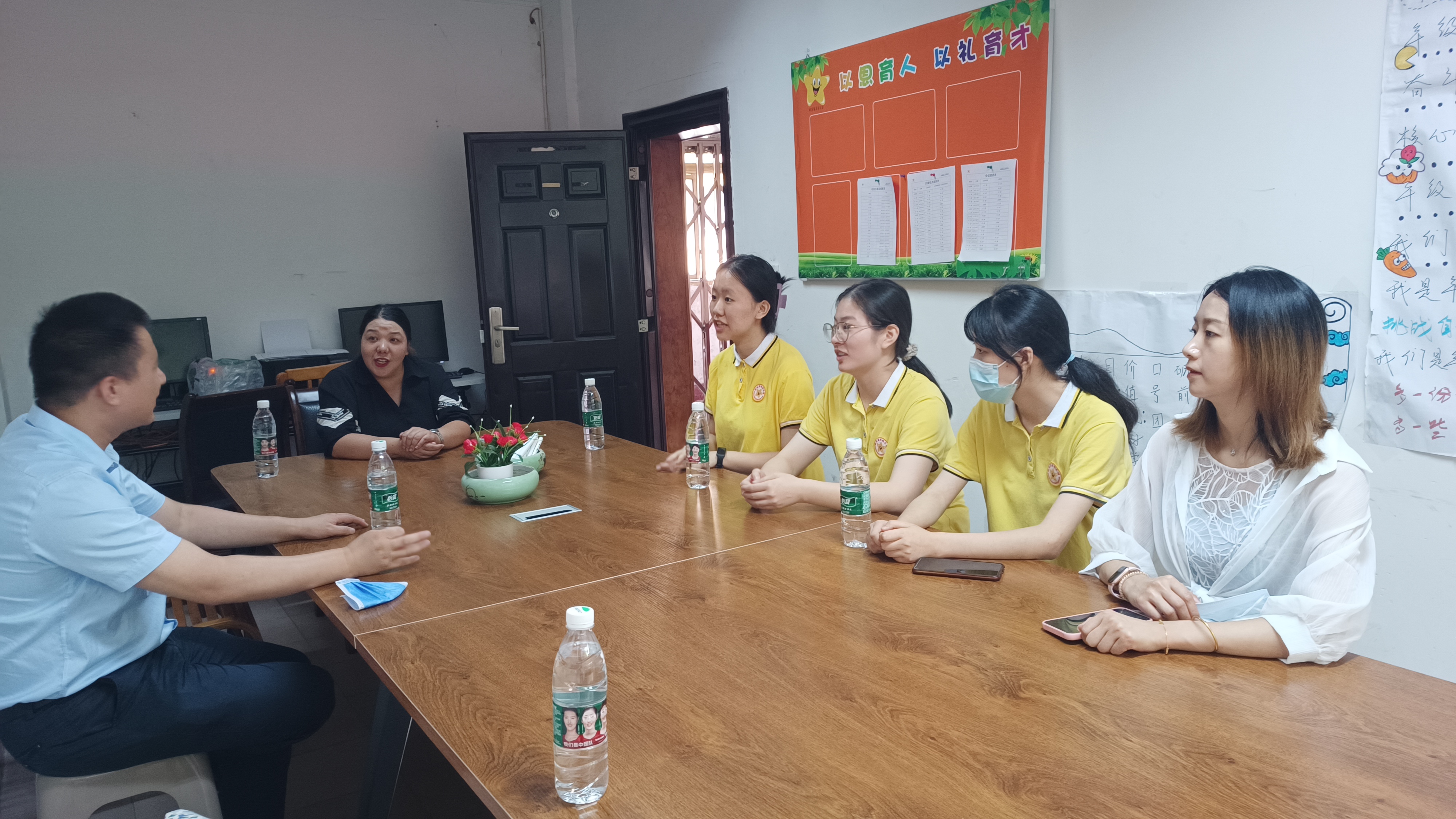 bevictor伟德官网一行到巴南区阳光蒲田幼儿园看望员工.jpg