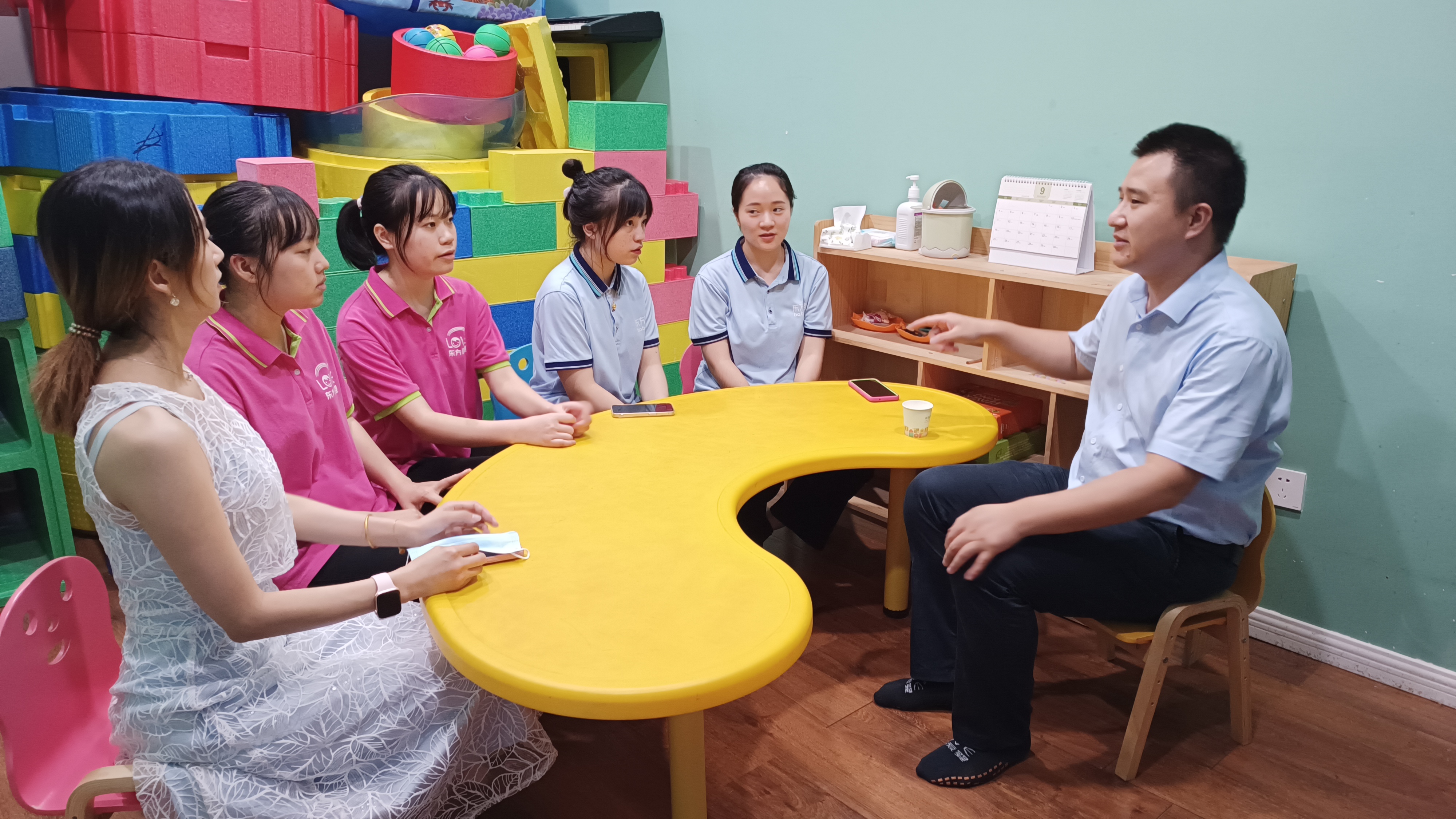 bevictor伟德官网一行到东方爱婴巴南校区看望员工.jpg