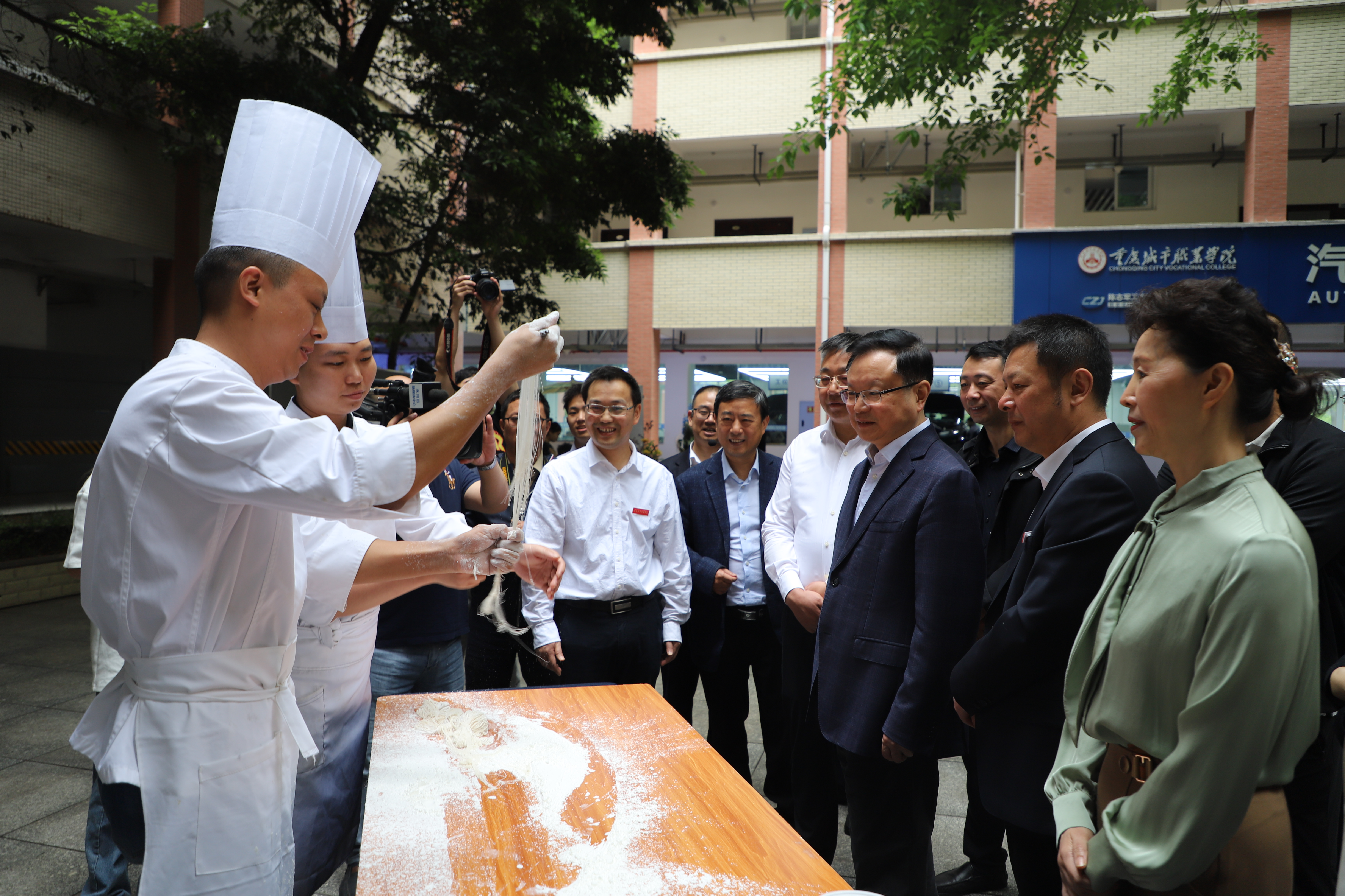 0509屈谦一行参观非物质文化遗产油茶和拉面技艺展示.jpg 0509屈谦一行参观非物质文化遗产油茶和拉面技艺展示.jpg