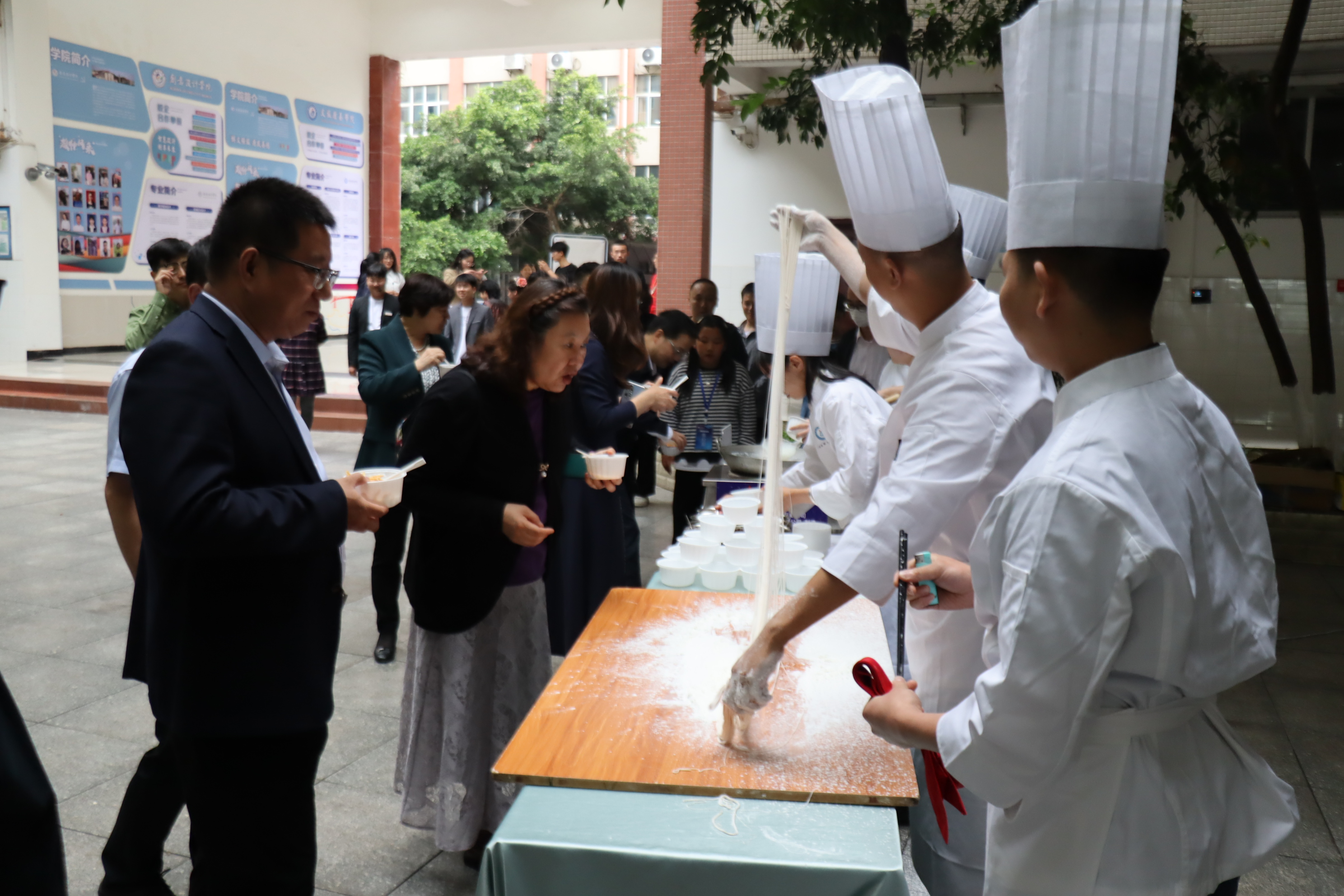 0510参观非物质文化遗产油茶和拉面技能展示.jpg 0510参观非物质文化遗产油茶和拉面技能展示.jpg