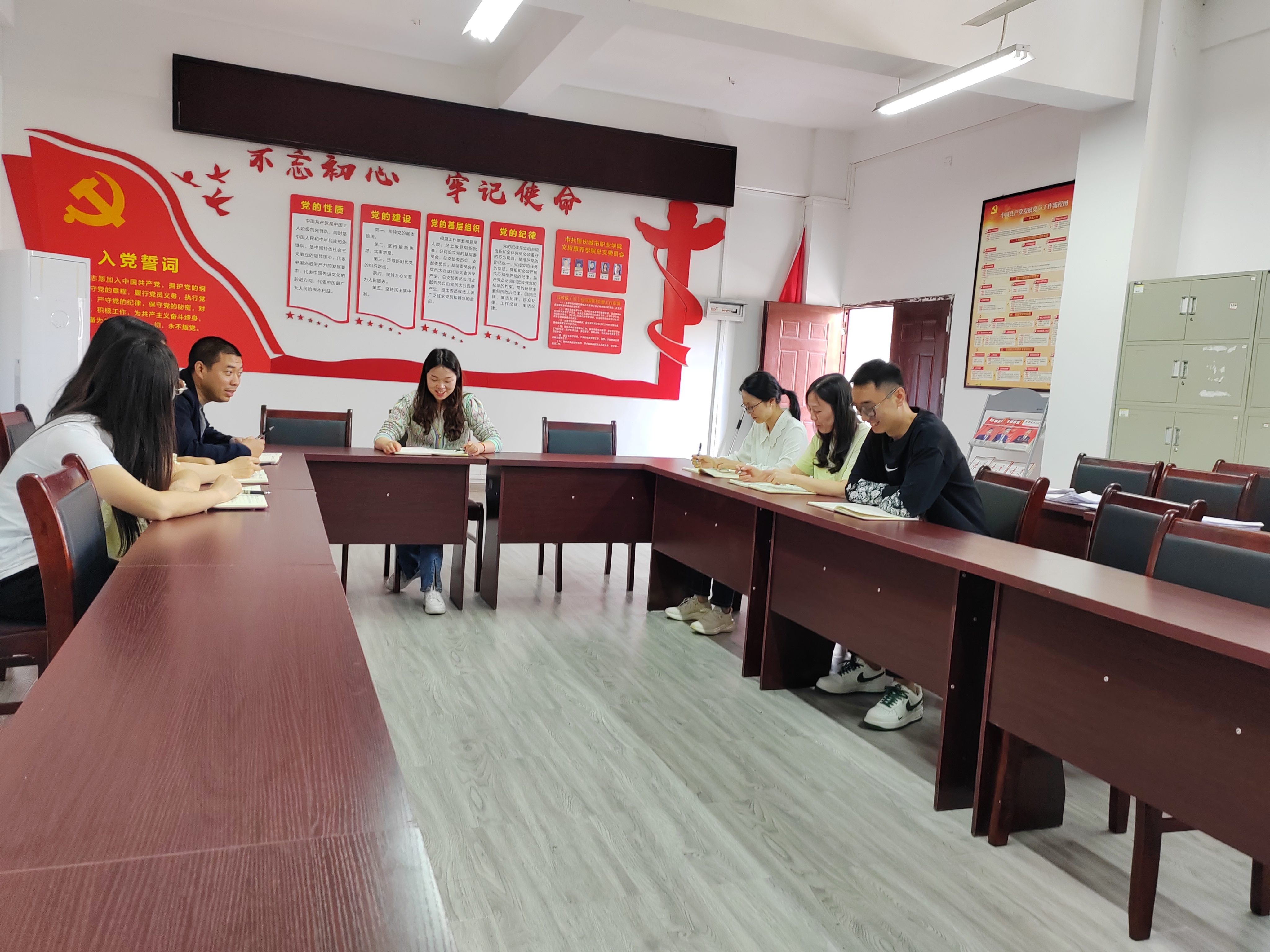 主题教育bevictor伟德官网员工党支部顺利开展专题学习(一).jpg 主题教育bevictor伟德官网员工党支部顺利开展专题学习(一).jpg