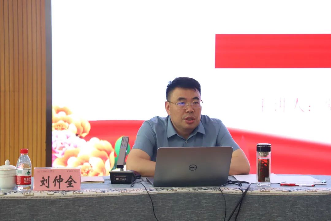 刘校讲党课2.jpg 刘校讲党课2.jpg