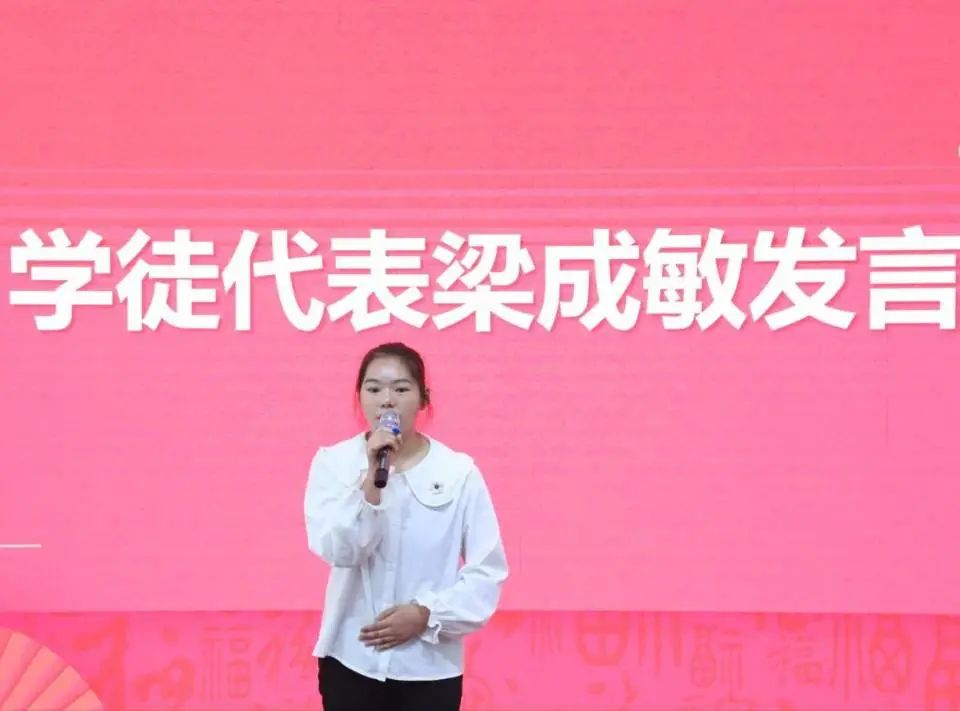 11学徒代表梁成敏发言.jpg 11学徒代表梁成敏发言.jpg