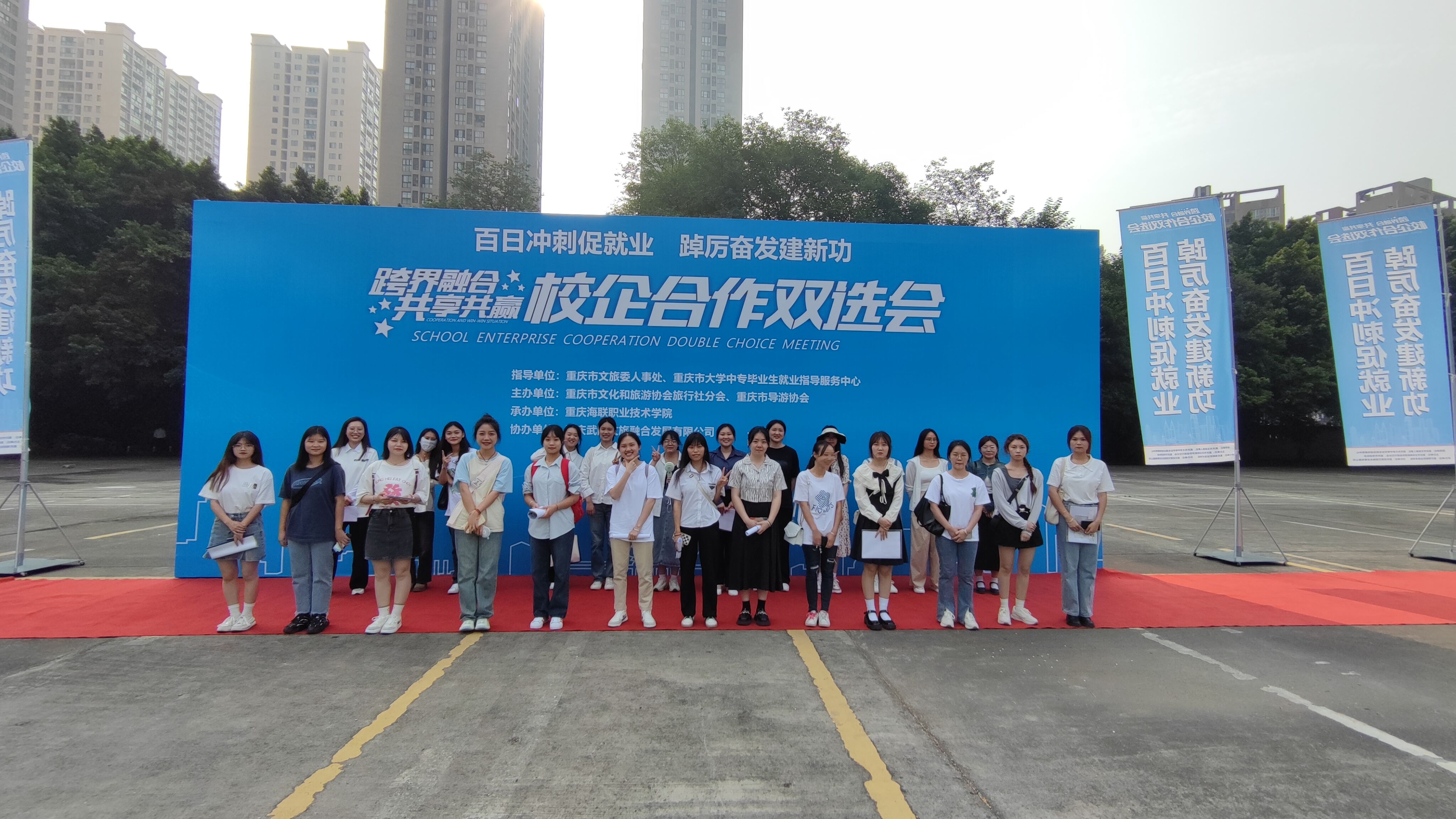 bevictor伟德官网组织员工参加招聘会（二）.jpg