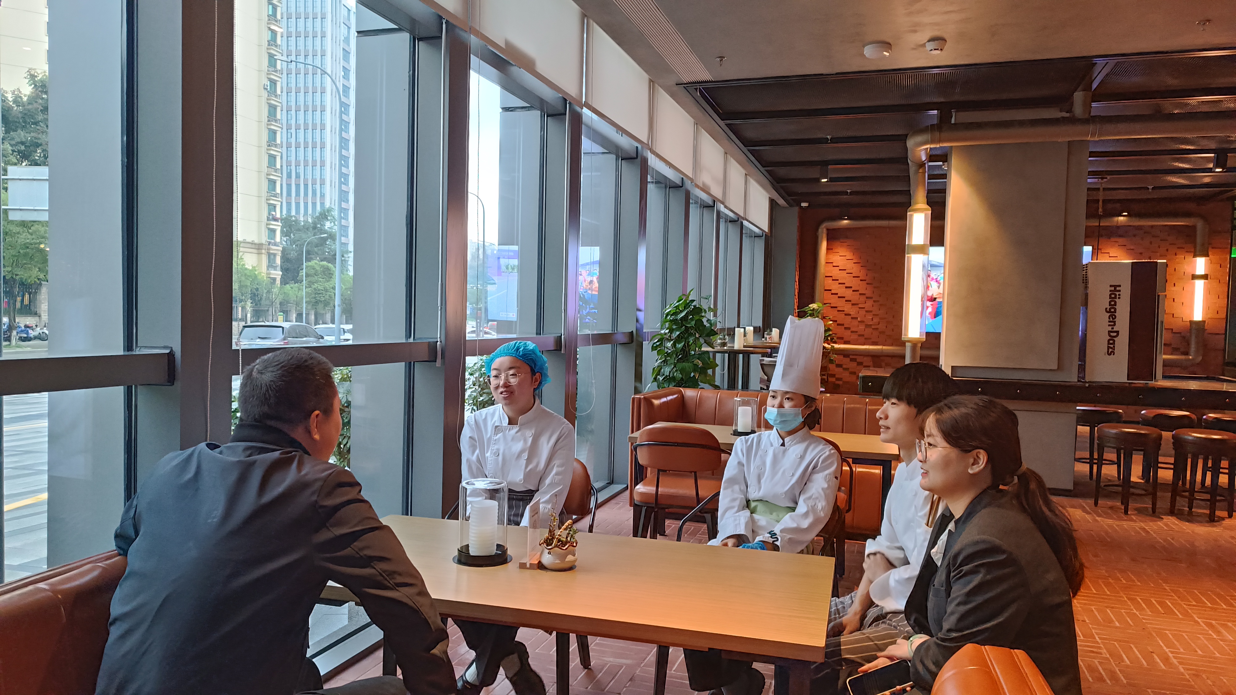bevictor伟德官网教师与员工开展座谈.jpg