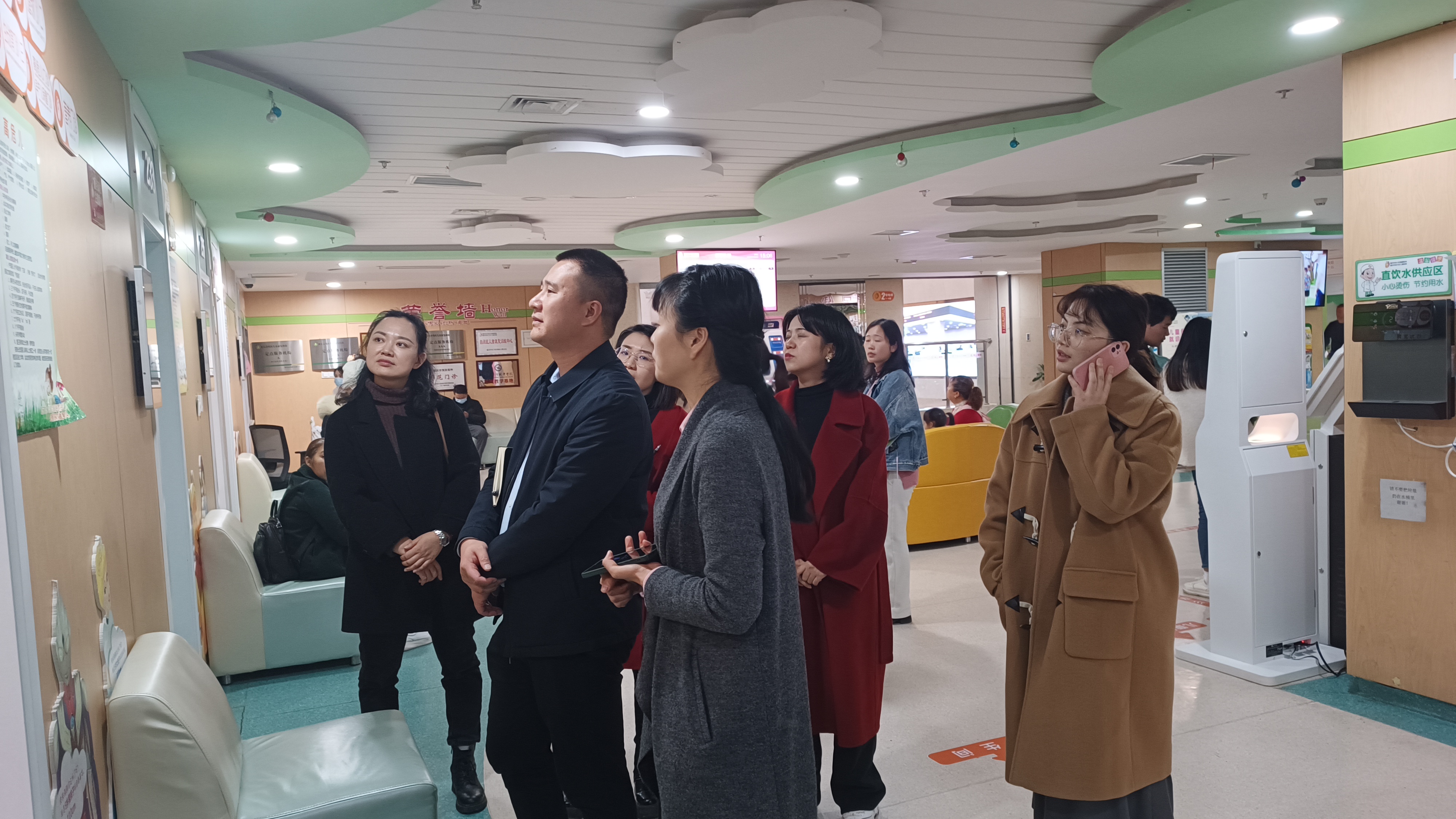 bevictor伟德官网组织教师走访永川儿童医院.jpg