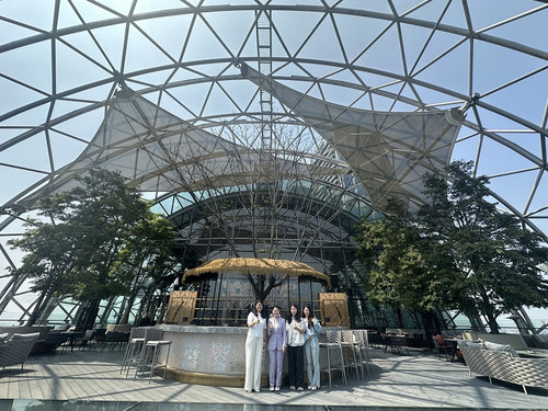 20250410酒店专业团队教师赴来福士洲际酒店与员工合影.jpg