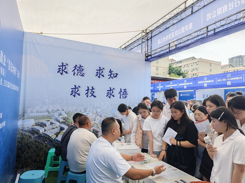 员工积极投递简历.jpg